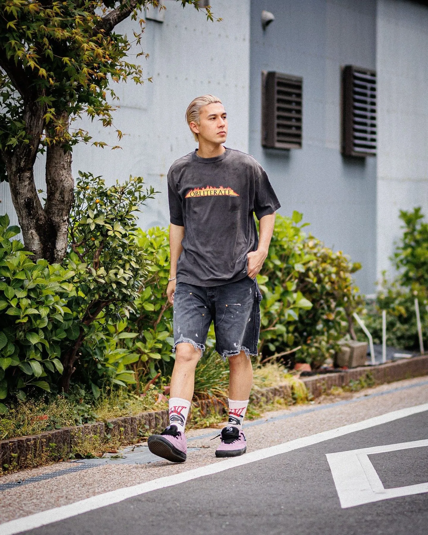 SAINT Mxxxxxx DOUBLE KNEE SHORTS/BLK Knee patches splashed with ink and water-splashed denim shorts. Washed black S-XL. Custom-woven and dyed denim fabric with clear texture. Heavy-wash water-fading treatment to create local mottled fading/hole effects. Artificial distressing to simulate natural traces of wear. VINTAGE. Original consistent damage treatment. Hand-splashed ink and paint. Original consistent wash water mark/pocket mark. Double knee patch. Rivet reinforcement. Improve functionality while enhancing design